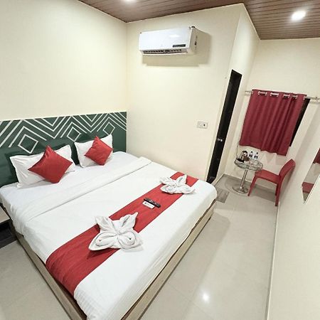 Hotel Kailash Park- Near International Airport Мумбаи Экстерьер фото