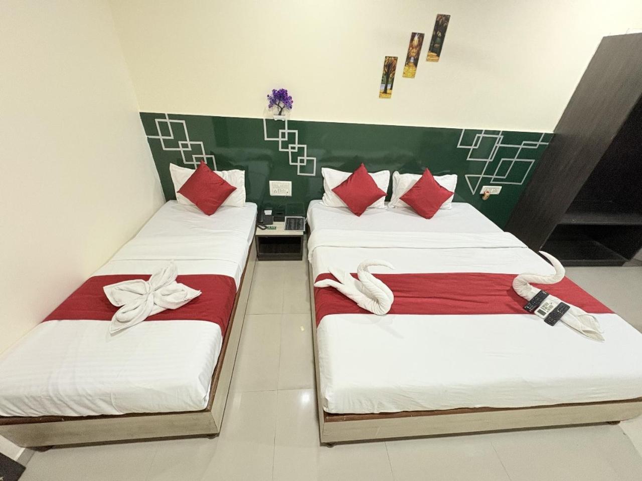 Hotel Kailash Park- Near International Airport Мумбаи Экстерьер фото