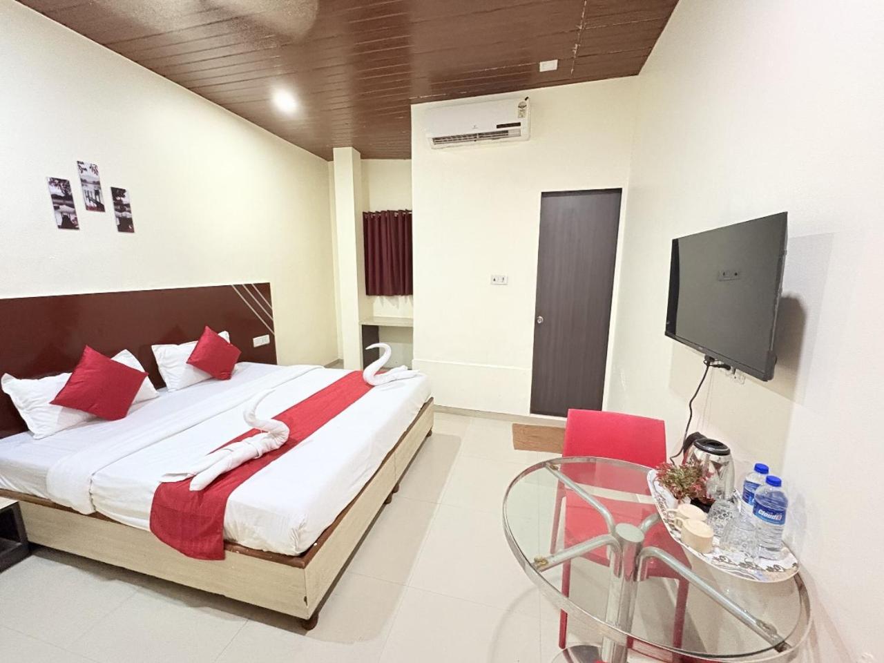Hotel Kailash Park- Near International Airport Мумбаи Экстерьер фото