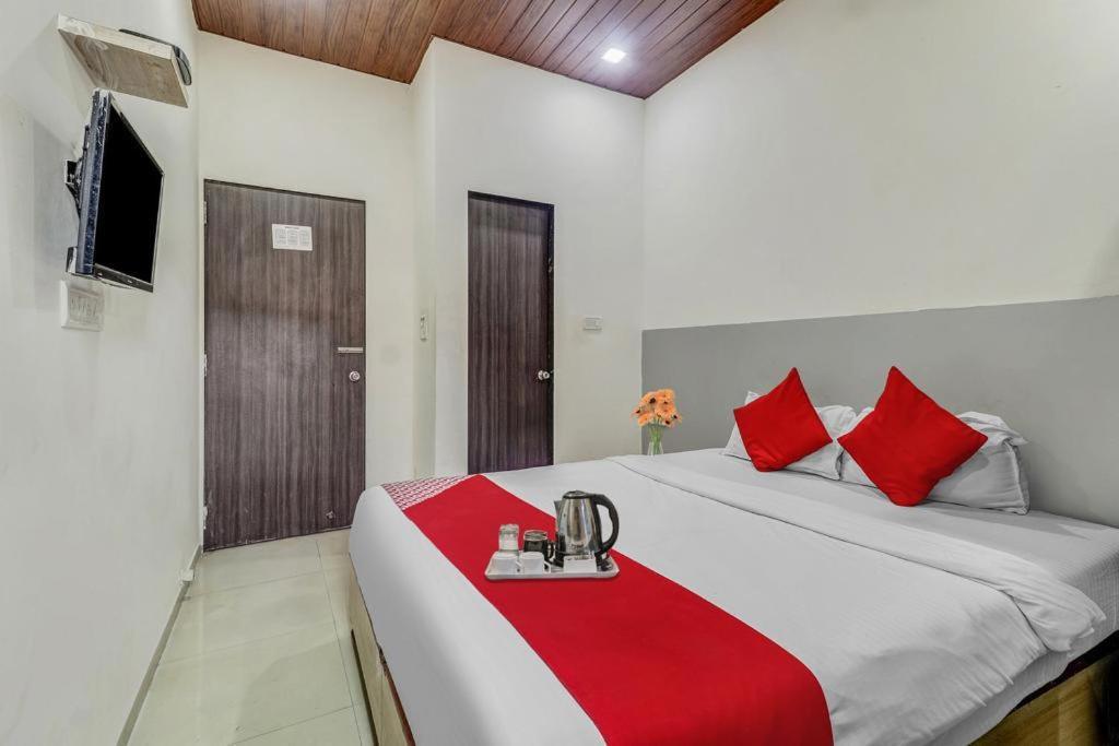 Hotel Kailash Park- Near International Airport Мумбаи Экстерьер фото